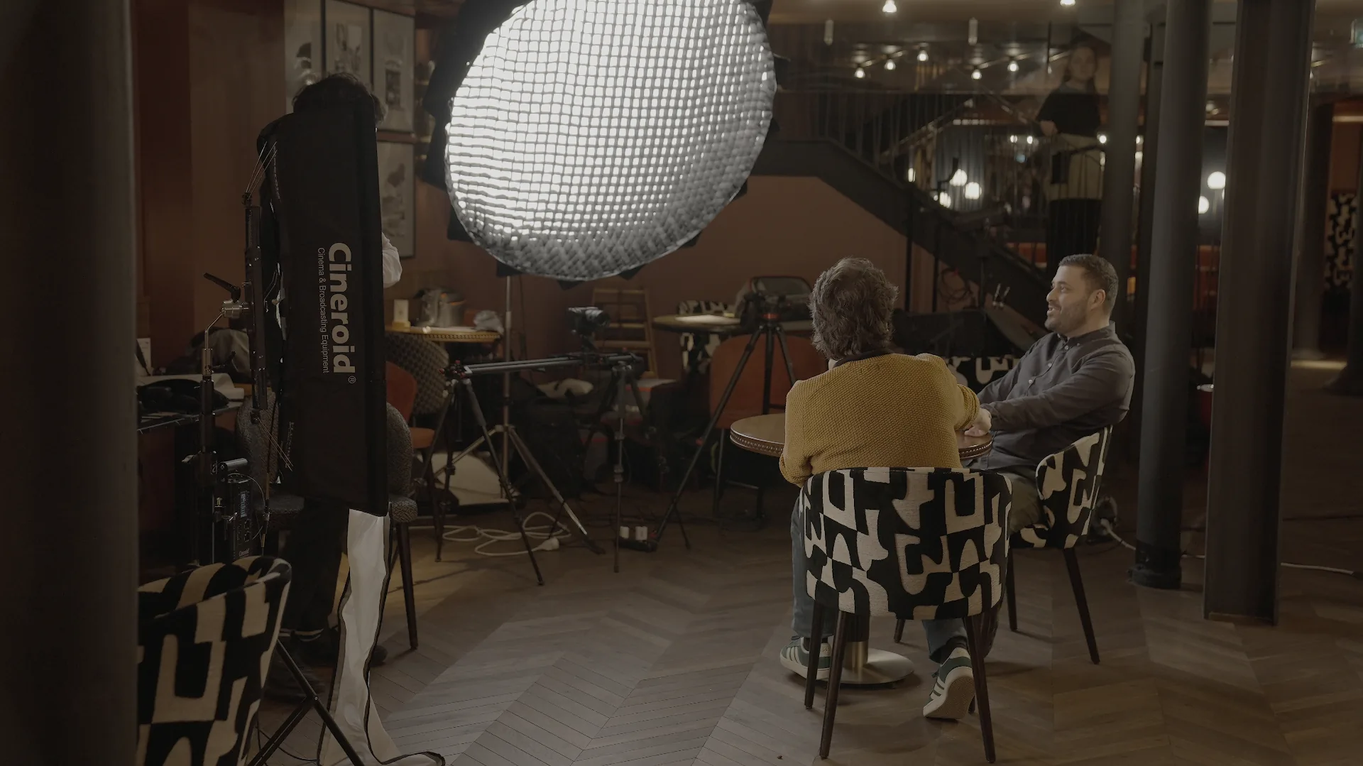 Coulisses d'Aljoca Films — équipe de tournage avec caméra cinéma dans un studio aux lumières vertes